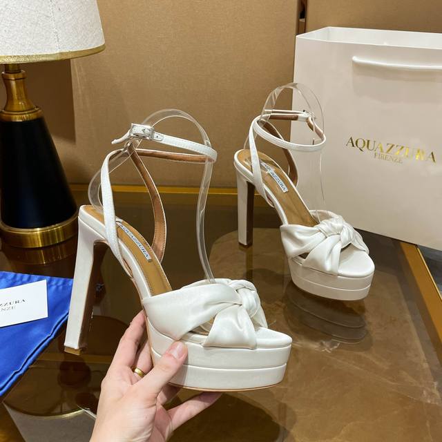 菠萝 Aquazzura 独家新款春夏最新款 菠萝 高跟凉鞋 代购款独家新款顶级版本 质量超级美爆 Zp 原版开模 原版扣开模 附带原版定制真丝 超级炫美 一眼