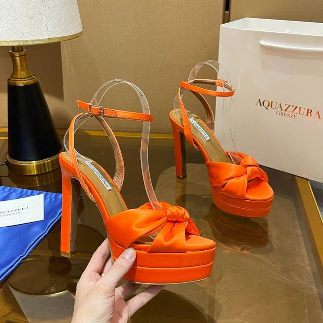 菠萝 Aquazzura 独家新款春夏最新款 菠萝 高跟凉鞋 代购款独家新款顶级版本 质量超级美爆 Zp 原版开模 原版扣开模 附带原版定制真丝 超级炫美 一眼