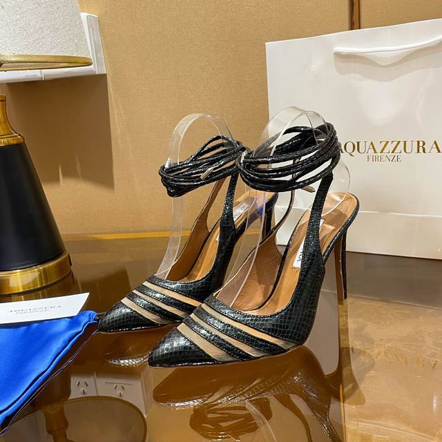 菠萝 Aquazzura 独家新款春夏最新款 菠萝 裹踝带高跟鞋 菠萝女士镂空高跟凉鞋鞋 这款鞋采用真皮蕾丝镂空工艺制成 简单大方 蕾丝搭配设计使鞋子更有女人味