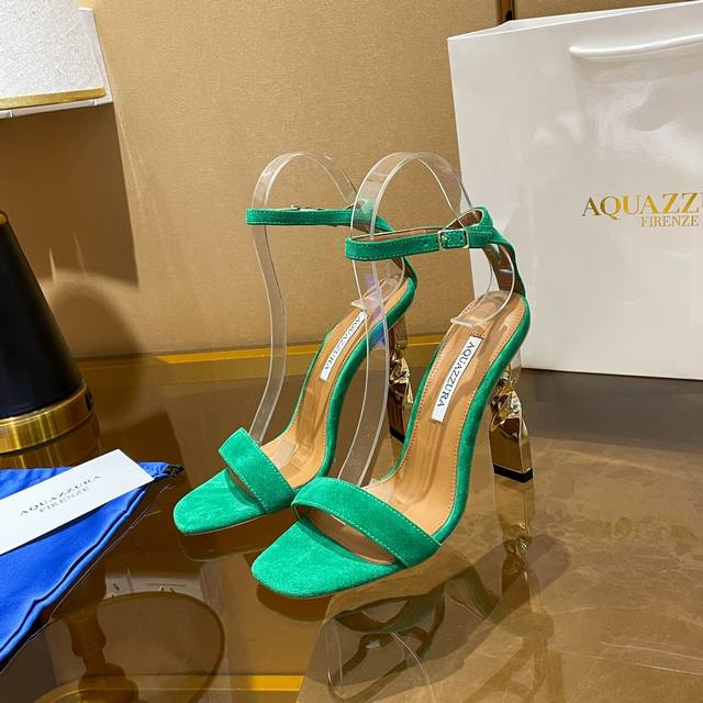 菠萝 Aquazzura 独家新款春夏最新款 菠萝 旋褶设计鞋跟露趾凉鞋 面料采用原版定制牛皮制成 搭配10.5Cm金色烤漆鞋跟 适合派对的设计适用各种套裙 连