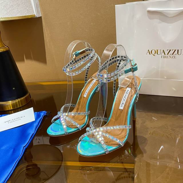 菠萝 Aquazzura 独家新款春夏最新款 菠萝 晶饰高跟凉鞋 面料采用原版定制闪钻制成 施华洛世奇水钻 细跟设计 更舒适 更美丽 适合派对的设计适用各种套裙