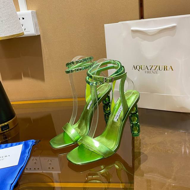 菠萝 Aquazzura 独家新款春夏最新款 菠萝 晶饰钻跟高跟凉鞋 面料采用原版定制大钻制成 施华洛世奇水钻 粗跟设计 更舒适 更美丽 适合派对的设计适用各种