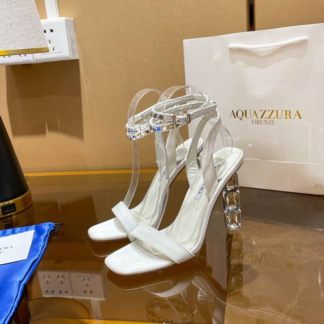 菠萝 Aquazzura 独家新款春夏最新款 菠萝 晶饰钻跟高跟凉鞋 面料采用原版定制大钻制成 施华洛世奇水钻 粗跟设计 更舒适 更美丽 适合派对的设计适用各种