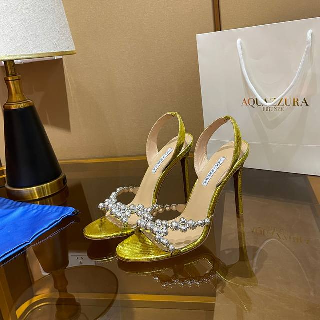 菠萝 Aquazzura 独家新款春夏最新款 菠萝 露趾高跟鞋 面料采用原版定制漆皮制成 饰有闪闪发光的施华洛奇水钻装饰高跟凉鞋 上脚超级有气质 既简洁又时髦