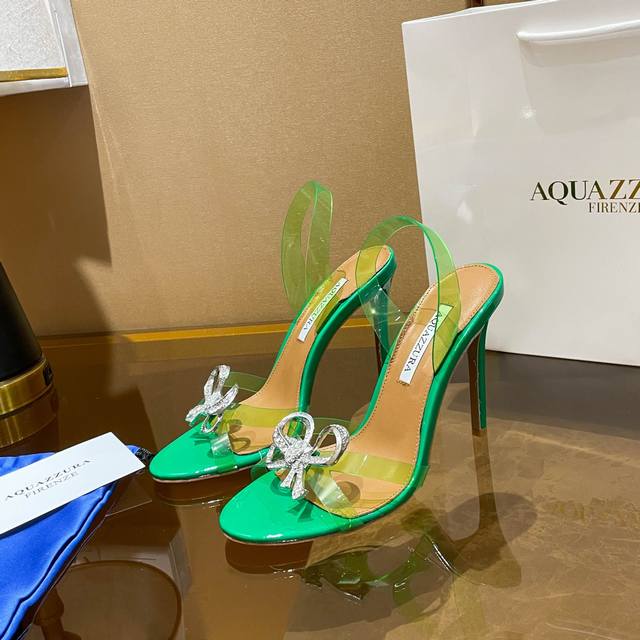 菠萝 Aquazzura 独家新款春夏最新款 菠萝 晶饰蝴蝶结高跟凉鞋 面料采用原版定制tpu制成 饰有闪闪发光的施华洛奇水钻 10.5Cm鞋跟 适合派对的设计