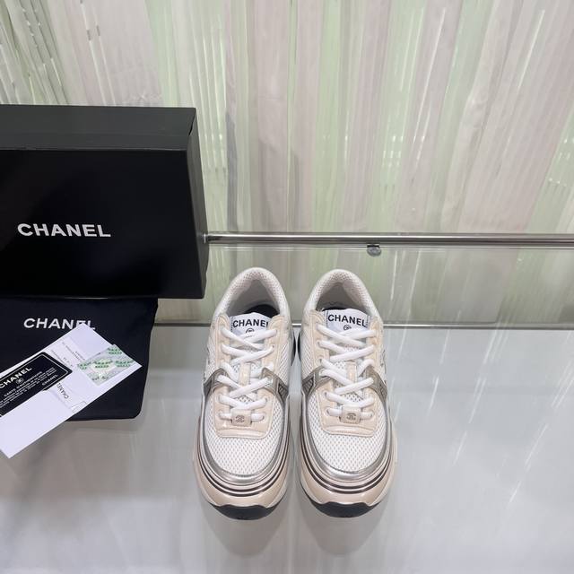 Chanel香奶奶2023专柜顶级休闲款运动鞋 这款经典设计 鞋面多种工艺电绣的风格 大底却时尚运动 不平凡的拥入了多种配色元素 多元化混搭非常好看百搭 休闲