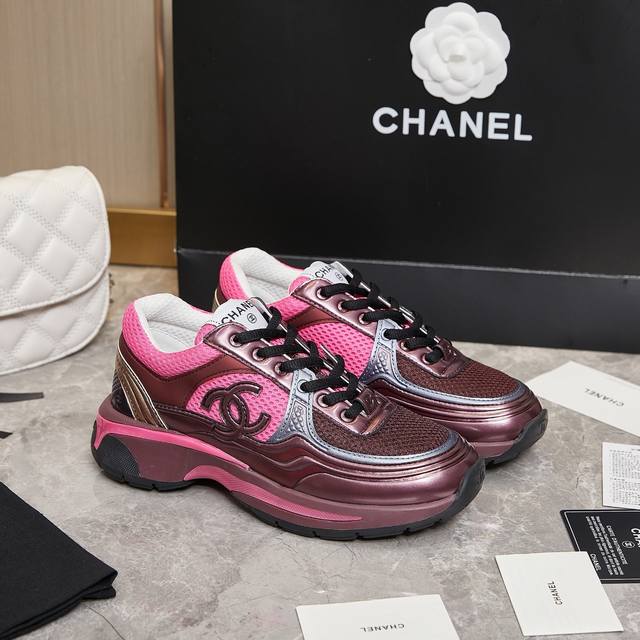 Chanel香奶奶2023专柜顶级休闲款运动鞋 这款经典设计 鞋面多种工艺电绣的风格 大底却时尚运动 不平凡的拥入了多种配色元素 多元化混搭非常好看百搭 休闲