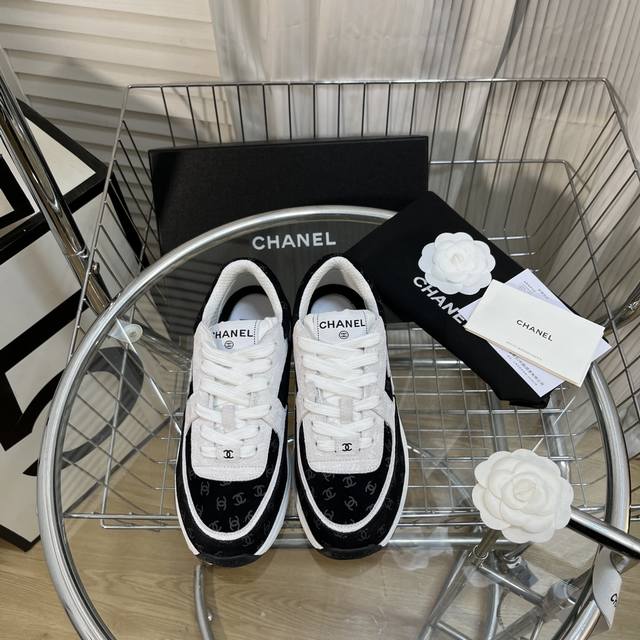 Chanel香奈儿 专柜顶级休闲款运动鞋 这款经典设计 鞋面多种工艺电绣的风格 大底却时尚运动 不平凡的拥入了多种配色元素 多元化混搭非常好看百搭 休闲 时尚
