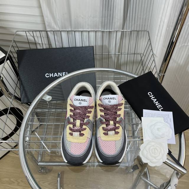 Chanel香奈儿 2022专柜顶级休闲款运动鞋 这款经典设计 鞋面多种工艺电绣的风格 大底却时尚运动 不平凡的拥入了多种配色元素 多元化混搭非常好看百搭 休闲