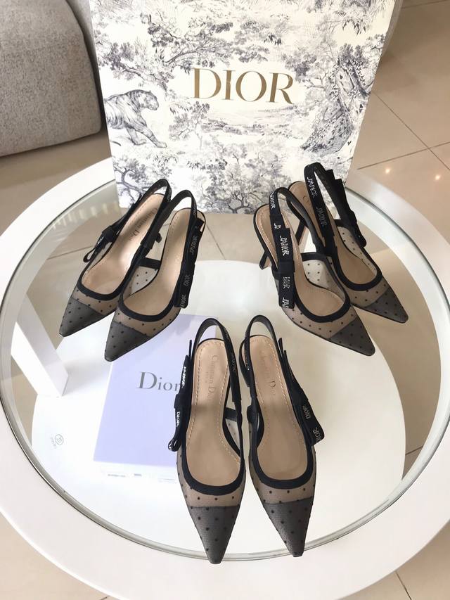全新升级 火到排队的dior字母鞋 Dior Jadore 新设计师的秀场首个系列 原本j'Adore是我钟爱的意思 然后取了个谐音变成了 J'Adior 钟爱