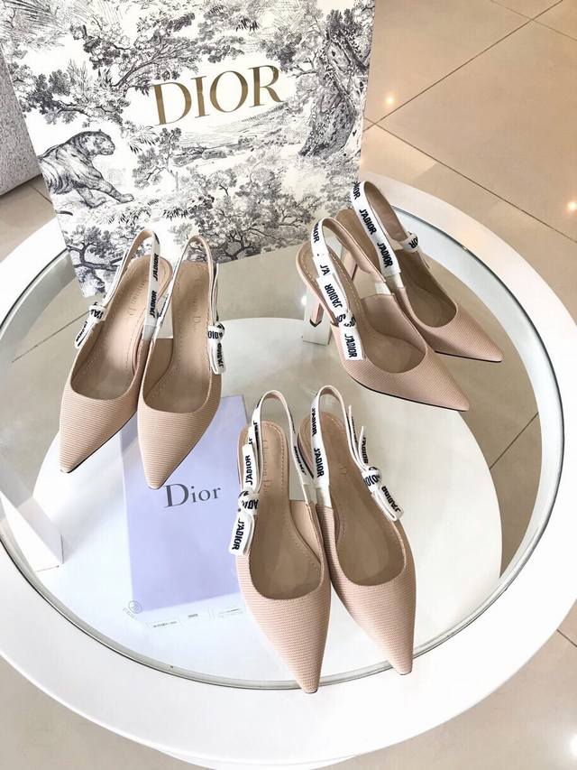 全新升级 火到排队的dior字母鞋 Dior Jadore 新设计师的秀场首个系列 原本j'Adore是我钟爱的意思 然后取了个谐音变成了 J'Adior 钟爱