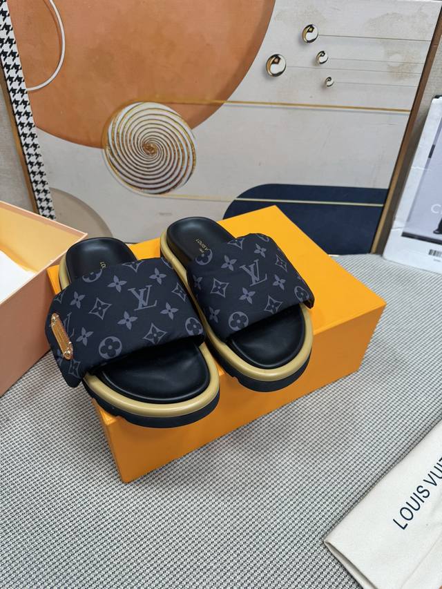 情侣款 Louis Vuitton 顶级版本最新走秀款平底拖鞋 香港原版购入一比一开模 本款sienna凉鞋为拉菲草刺绣lv字母和monogram花卉 与进口羊
