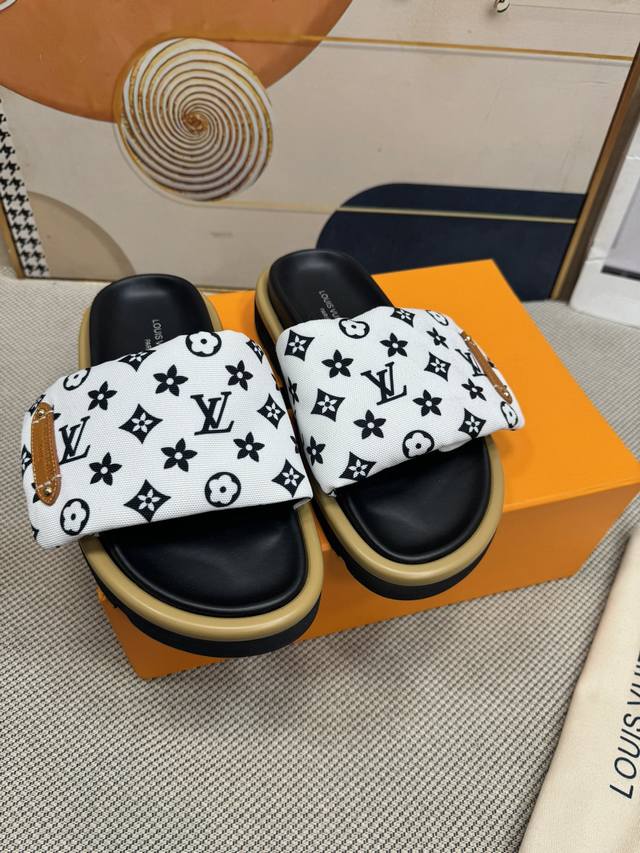 情侣款 Louis Vuitton 顶级版本最新走秀款平底拖鞋 香港原版购入一比一开模 本款sienna凉鞋为拉菲草刺绣lv字母和monogram花卉 与进口羊