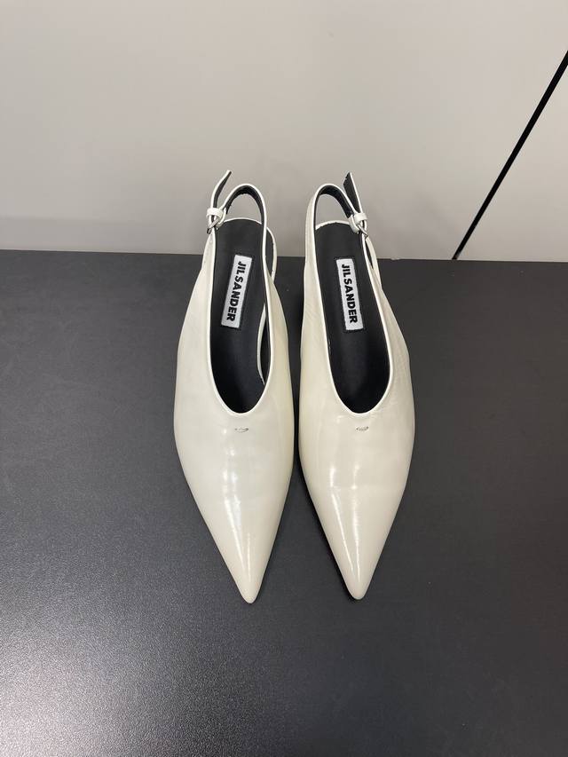 Jil Sander 2024早春吉尔桑达猫跟凉鞋 极简主义炒鸡柔软舒适矮跟鞋时髦精绝对不能错过的必入款 没有任何繁杂装饰 质感极好的vintage感 鞋面 羊