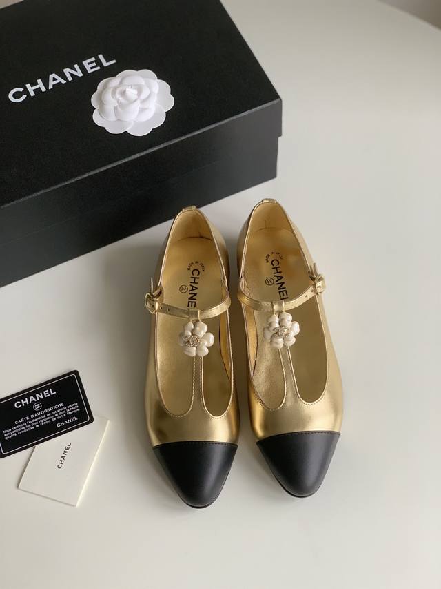 Chanel 2024C早春新款玛丽珍单鞋 这一季小爆款 经典配色完美搭配 醒目而不浮夸的设计 日常穿搭超酷 鞋面牛漆皮 内里羊皮 真皮大底 Size:35-4