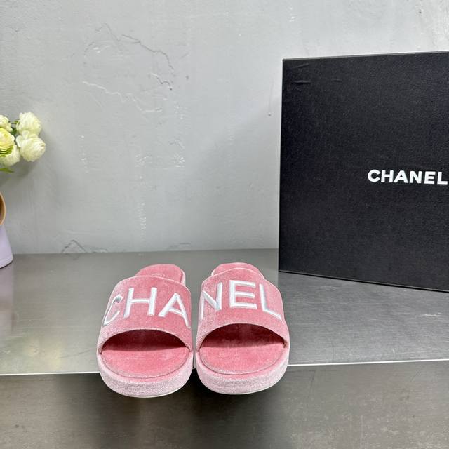 高品质出 Chanel 24P New Arrival 小香24春夏凉拖新品 鞋面是毛巾绒 搭配大logo刺绣 温和舒美 鞋面内里是毛巾绒 鞋底意大利进口牛皮