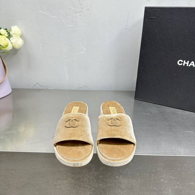 高品质出 Chanel 24P New Arrival 小香24春夏凉拖新品 鞋面是毛巾绒 搭配大logo刺绣 温和舒美 鞋面内里是毛巾绒 鞋底意大利进口牛皮