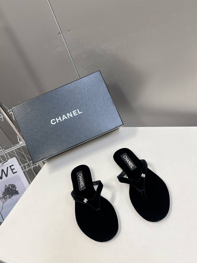 Chanel 小香24C春夏新品 双c人字拖 大爆款已经被它的美貌折服 有拖鞋随性自然 又彰显品牌特色 满满的高级感 上脚超洋气 鞋面丝绒牛皮 内里采用混种羊皮