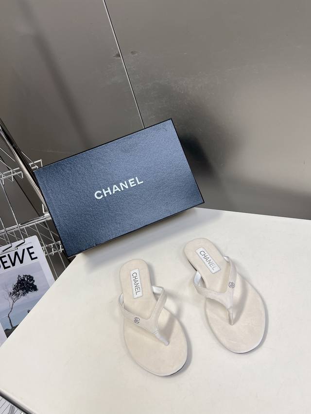 Chanel 小香24C春夏新品 双c人字拖 大爆款已经被它的美貌折服 有拖鞋随性自然 又彰显品牌特色 满满的高级感 上脚超洋气 鞋面丝绒牛皮 内里采用混种羊皮
