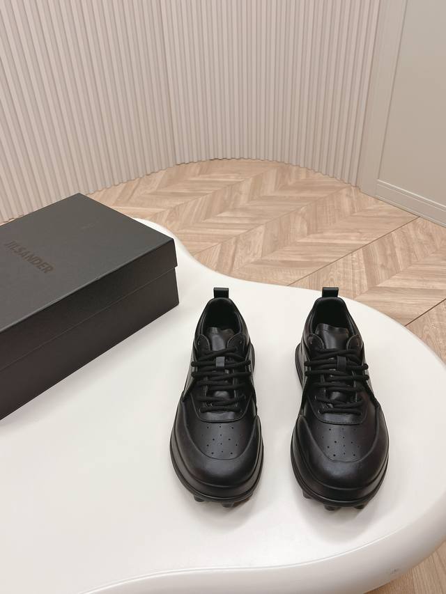Jil Sander 吉尔桑达最新休闲运动鞋款 吉尔 在创意总监 Lucie 和 Luke Meier 的掌舵下 为经典鞋类项目注入全新设计 以中性的风格呈现品