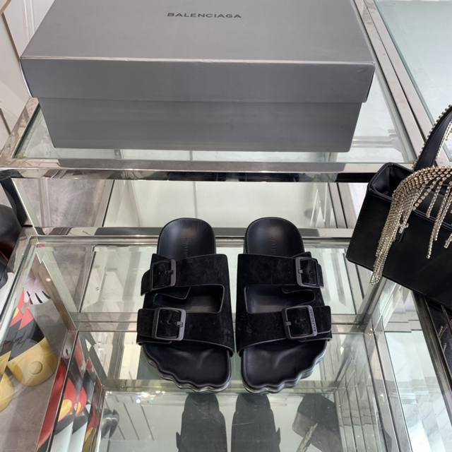 男10Balenciaga 2024Ss巴黎世家最新呆萌半拖真的太需要百搭拖鞋了 怎么搭配都好看 随意且高级的感觉 舒适度也很棒 搭配各种彩色袜子 鞋面 进口羊