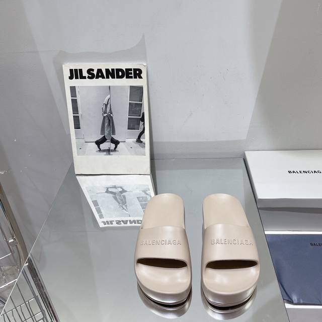 春夏balenciaga巴黎拖鞋最新款系列推出探索时尚界对于原创与挪用的概念 以全新系列致敬传承与经典 以标志性balen.Ciaga廓形和轮胎抽象大底 碰撞出