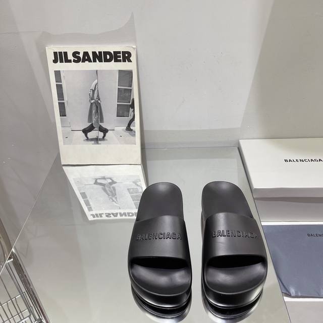 春夏balenciaga巴黎拖鞋最新款系列推出探索时尚界对于原创与挪用的概念 以全新系列致敬传承与经典 以标志性balen.Ciaga廓形和轮胎抽象大底 碰撞出