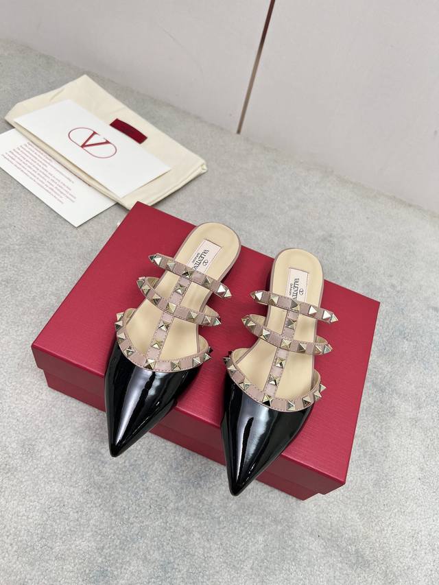 华伦天奴 同色铆钉系带高跟鞋最新款 从60年代以来一直都是意大利的国宝级品牌 历久弥新 深入人心永不过时 必备单品之一 颜色超多任您挑选原版开模电度铆钉 不氧化