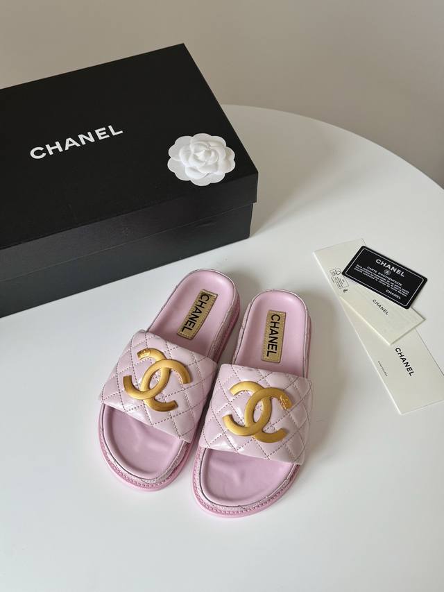 Chanel 24C早春度假系列拖鞋 这是甜心芭比的一季 又要让多少香奶奶女孩少女心泛滥 让人眼前一亮的感觉 经典的大标设计 鞋面定制面料 鞋面牛皮 内里羊皮