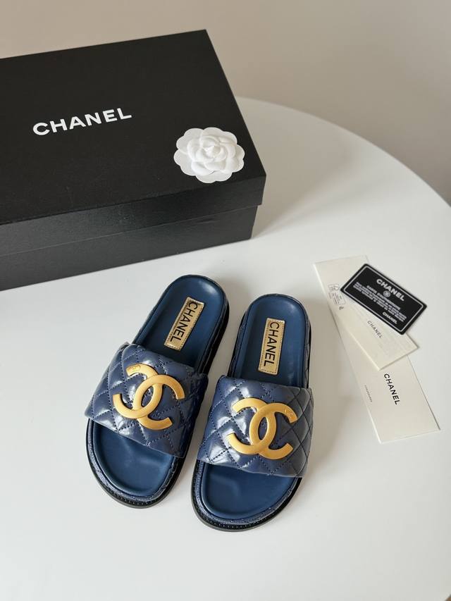 Chanel 24C早春度假系列拖鞋 这是甜心芭比的一季 又要让多少香奶奶女孩少女心泛滥 让人眼前一亮的感觉 经典的大标设计 鞋面定制面料 鞋面牛皮 内里羊皮
