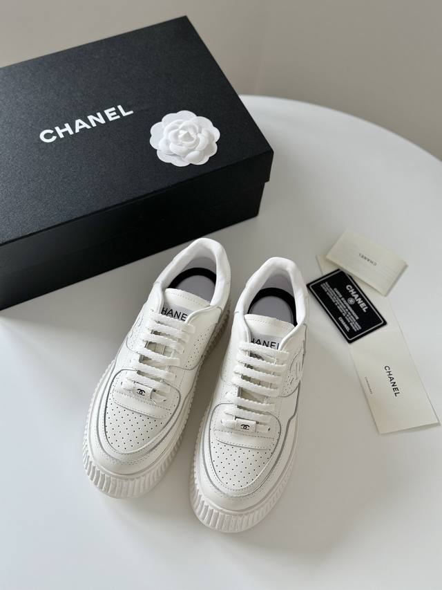 Chanel 24A新款厚底运动鞋 白色网球sneakers穿搭最近话题热度有点高 这双也来的刚刚好 鞋面牛皮 内里羊皮 原版大底 Size:35-40