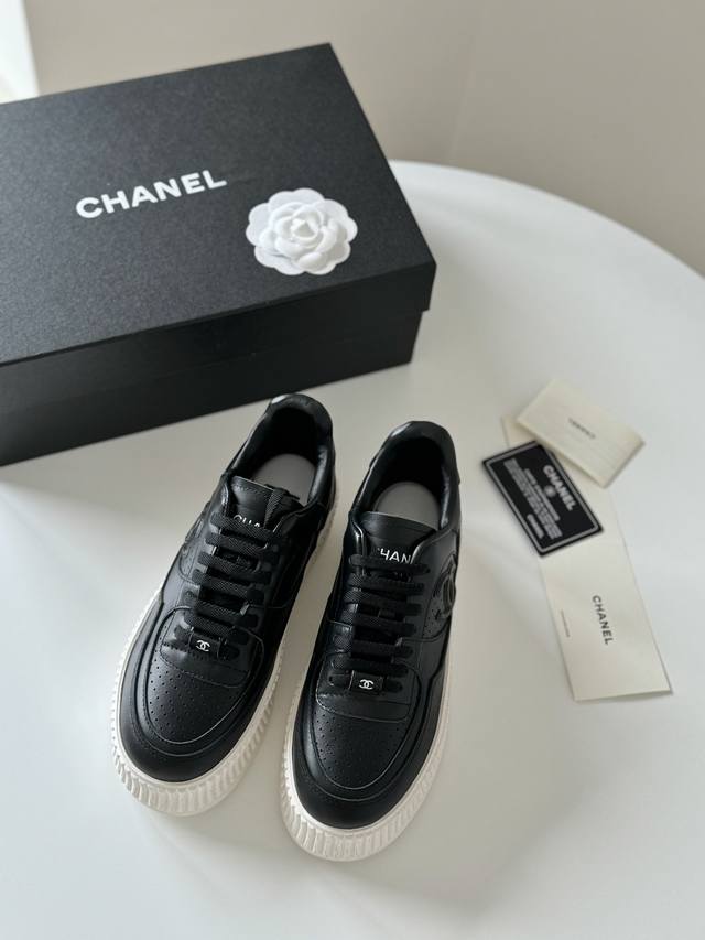 Chanel 24A新款厚底运动鞋 白色网球sneakers穿搭最近话题热度有点高 这双也来的刚刚好 鞋面牛皮 内里羊皮 原版大底 Size:35-40