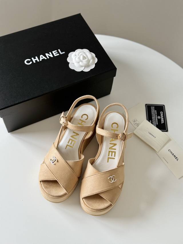 Chanel 24A秀款厚底防水台凉鞋 鞋面羊京 防水台4Cm 后跟12Cm 上脚后很稳 穿上立马两米八 内里垫脚羊皮 原版大底 Size:35-40