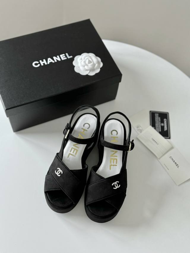 Chanel 24A秀款厚底防水台凉鞋 鞋面羊京 防水台4Cm 后跟12Cm 上脚后很稳 穿上立马两米八 内里垫脚羊皮 原版大底 Size:35-40