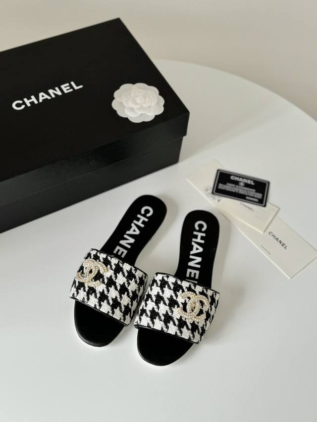 Chanel 新款双c扣拖鞋 这一季的蜜儿拖上脚太好看了 上脚巨显细长 灰常滴高级 鞋面定制布面 真皮大底 Size:35-40