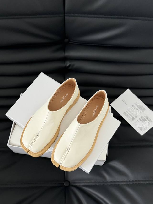 高定品质 Maison Margiela Mm6分趾鞋 Tabi 意产植鞣羊皮 对小个子的女生来说 实在是太友好了 时尚又不失时髦 日常通勤穿也不会累脚 欢迎对