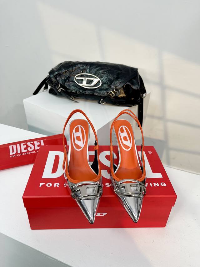 Diesel是意大利牛仔时装品牌 Diesel不仅是时尚服饰品牌 它更代表一种生活方式 2024年春夏新品diesel后弹力尖头高跟鞋 F W24最性感鞋子大奖