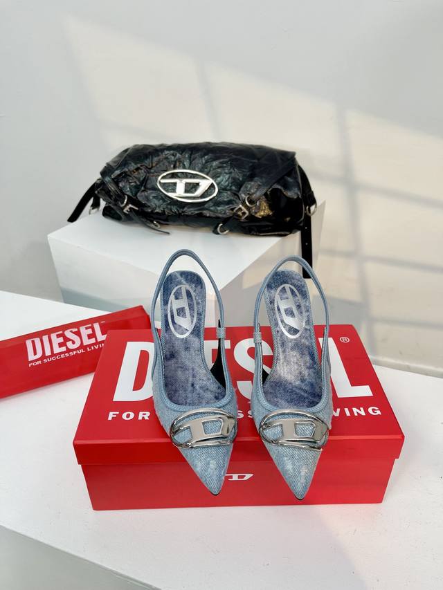 Diesel是意大利牛仔时装品牌 Diesel不仅是时尚服饰品牌 它更代表一种生活方式 2024年春夏新品diesel后弹力尖头高跟鞋 F W23最性感鞋子大奖