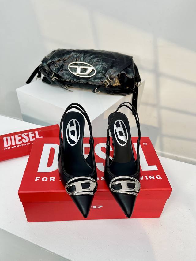 Diesel是意大利牛仔时装品牌 Diesel不仅是时尚服饰品牌 它更代表一种生活方式 2024年春夏新品diesel后弹力尖头高跟鞋 F W23最性感鞋子大奖