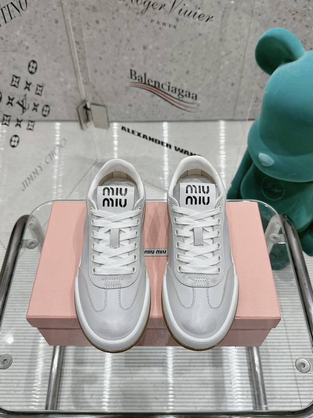 Miu Mi* 2024新款人气超高的运动鞋低调简约的设计拥有了不受限的百搭 任何穿搭配上一双白鞋都能显得那样的自然清新不遗余力的率性感 谁穿谁好看的小白鞋 倘