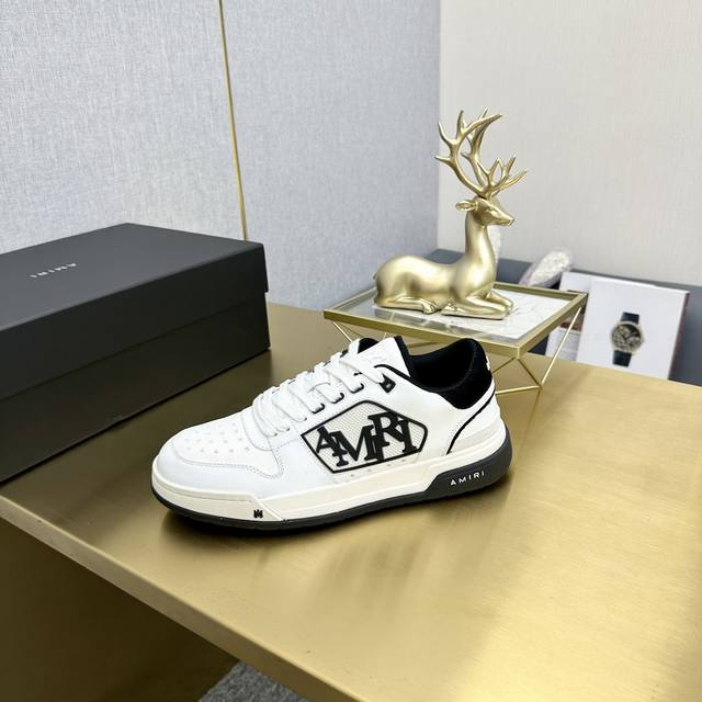 男款+10 Amiri埃米尔54Ss新款男女情侣小白鞋休闲运动鞋 经典的鞋身loogo标志 让流行元素和品牌融为一体让时尚更为耀眼 鞋面采用经典配色进行拼接打造