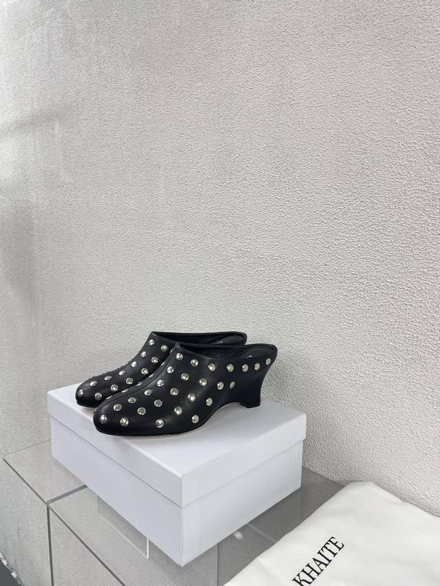 Love My Shoes Khaite 铆钉坡跟穆勒拖鞋 前卫 锋利和无畏的设计 让khaite近年响亮时尚界 2016年由设计师catherine Hols