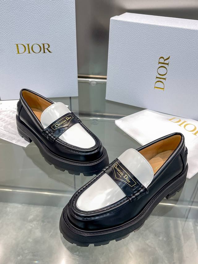 Dior 迪奥2024新款乐福鞋 全新大底厚底 版面力求打造时尚经典单品 巴黎时装周第一场分量十足的大秀场打造的新品 主设计师巧妙结合在完美鞋型上.搭配品牌搭扣