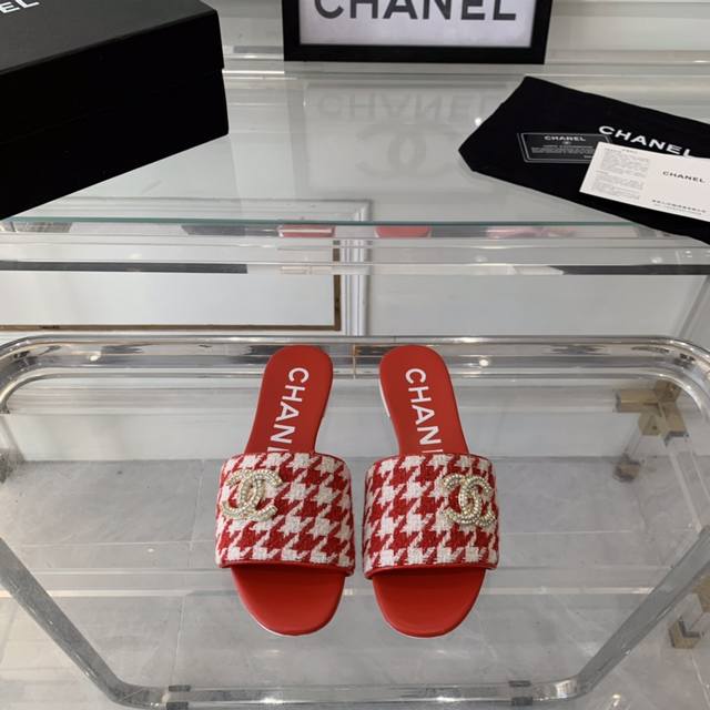 Chanel新款春夏拖鞋 顶级版本 双c经典扣款式 上脚超显腿型 时尚潮流百搭 进口布面鞋面 羊皮垫脚 原版真皮大底 Size:35-40