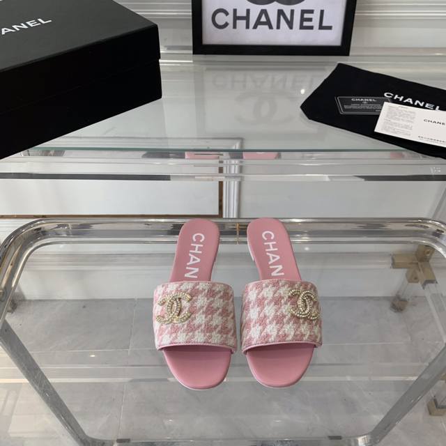 Chanel新款春夏拖鞋 顶级版本 双c经典扣款式 上脚超显腿型 时尚潮流百搭 进口布面鞋面 羊皮垫脚 原版真皮大底 Size:35-40