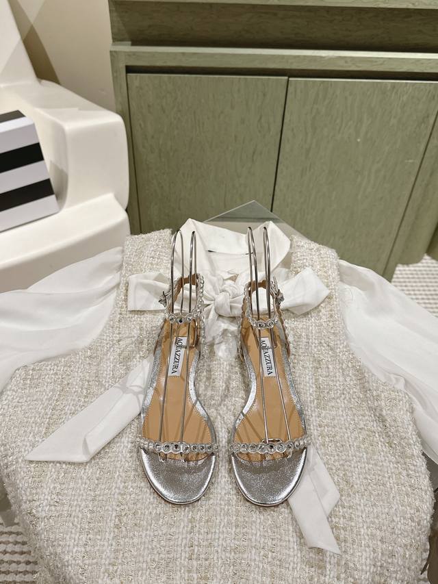 Aquazzur* 菠萝早春专柜新品仙女时装鞋系列 大量上新同步官网全系列均可定制龙年主打一个火爆 全网各大网红纷纷开秀 绝美的穿搭系列 鞋面 烫钻手工链条羊皮