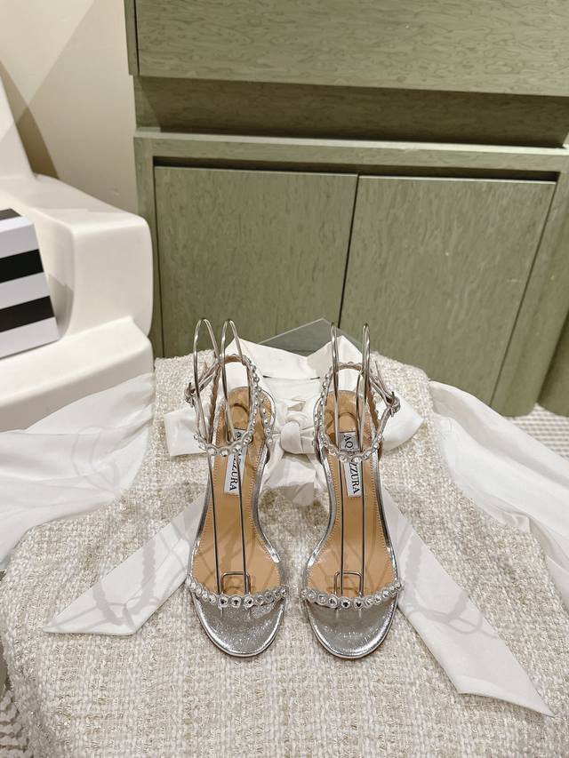 Aquazzur* 菠萝早春专柜新品仙女时装鞋系列 大量上新同步官网全系列均可定制龙年主打一个火爆 全网各大网红纷纷开秀 绝美的穿搭系列 鞋面 烫钻手工链条羊皮