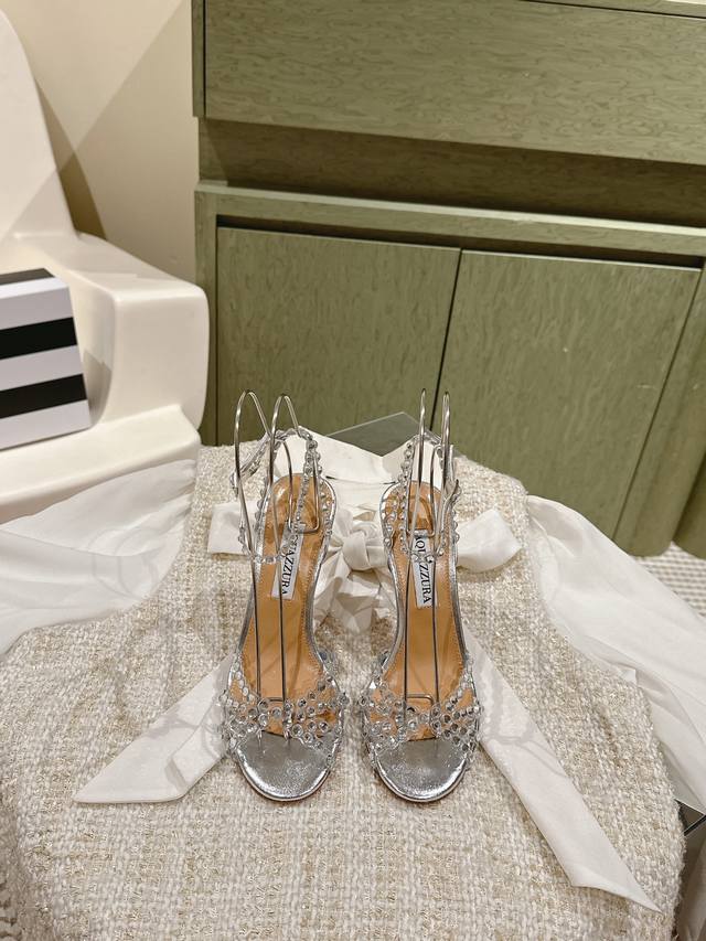 Aquazzur* 菠萝早春专柜新品仙女时装鞋系列 大量上新同步官网全系列均可定制龙年主打一个火爆 全网各大网红纷纷开秀 绝美的穿搭系列 鞋面 Pvc烫钻手工链