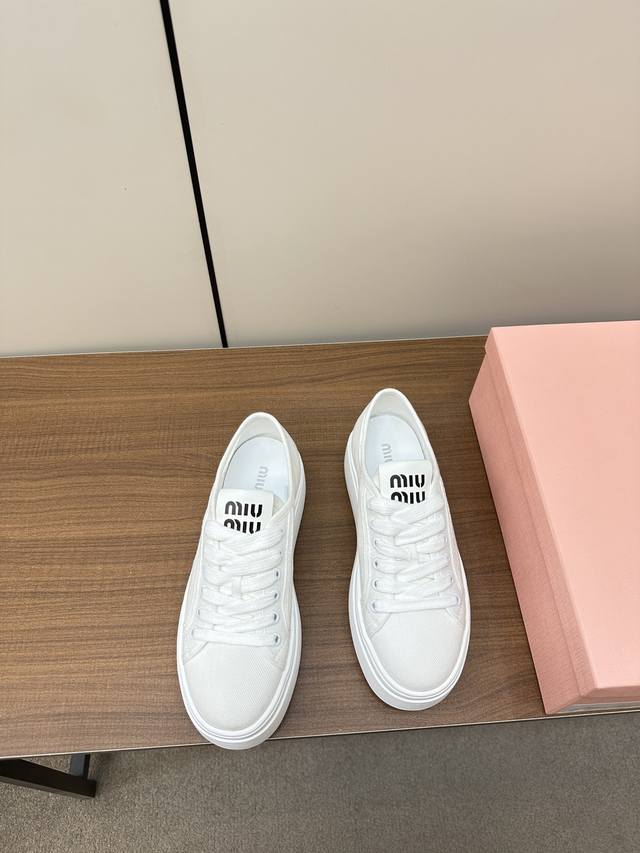 Miumiu 2024厚底休闲鞋布鞋 春季主打系列之一 万年百搭款 怎么穿都错不了 鞋底厚度约4.5Cm 穿上它秒变大长腿 经典logo设计. 大大增加了鞋子的