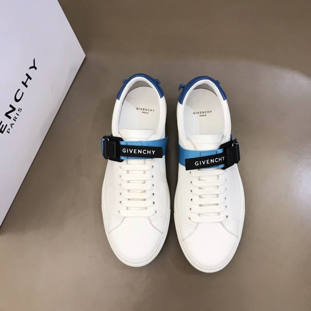 Givench* 专柜新品运动鞋 采用哑光白色皮革等材质 点缀蓝色帆布饰带和磁力正面饰小号黑色givench*饰带 皮革镶饰 结扣 后侧饰有金色givench*